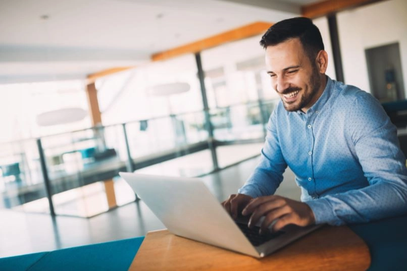 Hombre sonriendo en computador