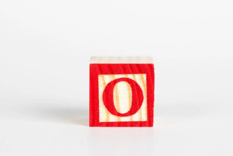 Letter O wooden cube