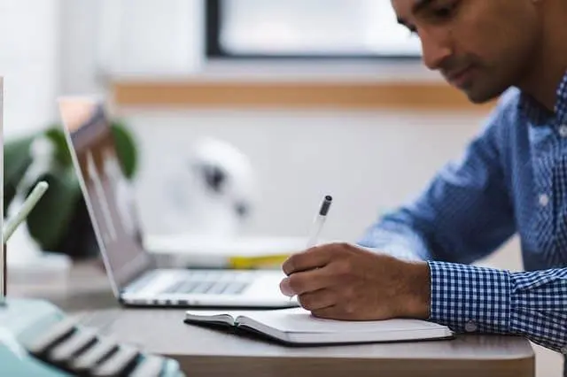 Persona estudiando cómo hacer una evaluación de desempeño laboral