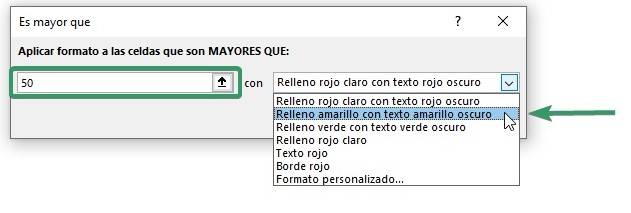 Cómo usar el formato condicional de excel con la forma de regla para resaltar celdas de la forma mayor que.  Muestra el cuadro de diálogo mayor que y muestra el valor que buscamos y el tipo de relleno que queremos, en este caso, amarillos y la selección de celdas