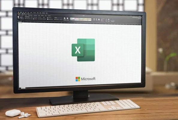 Abriendo el Microsoft Excel en un computador de escritorio, software para hacer una capacitación en Excel