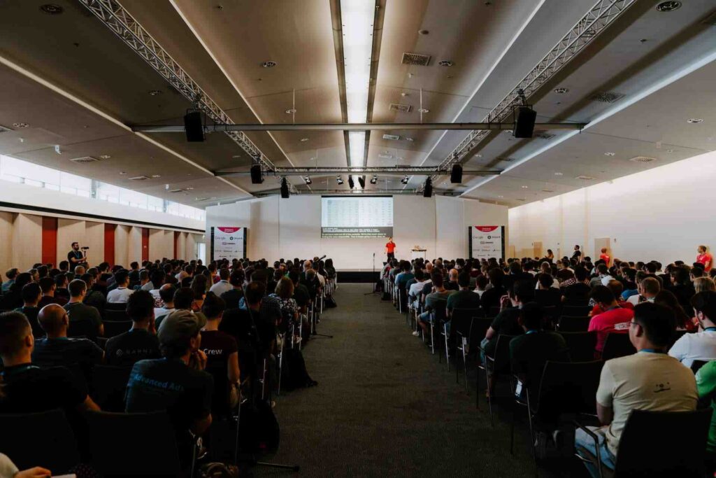 Una conferencia con personas atentas a una capacitación