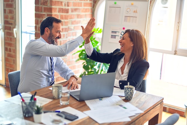 Dos personas chocando las manos en señal de buen trabajo por Gestión del Talento Humano