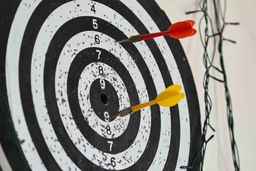 Darts reaching the target, a way to show the goals to reach the performance evaluation 