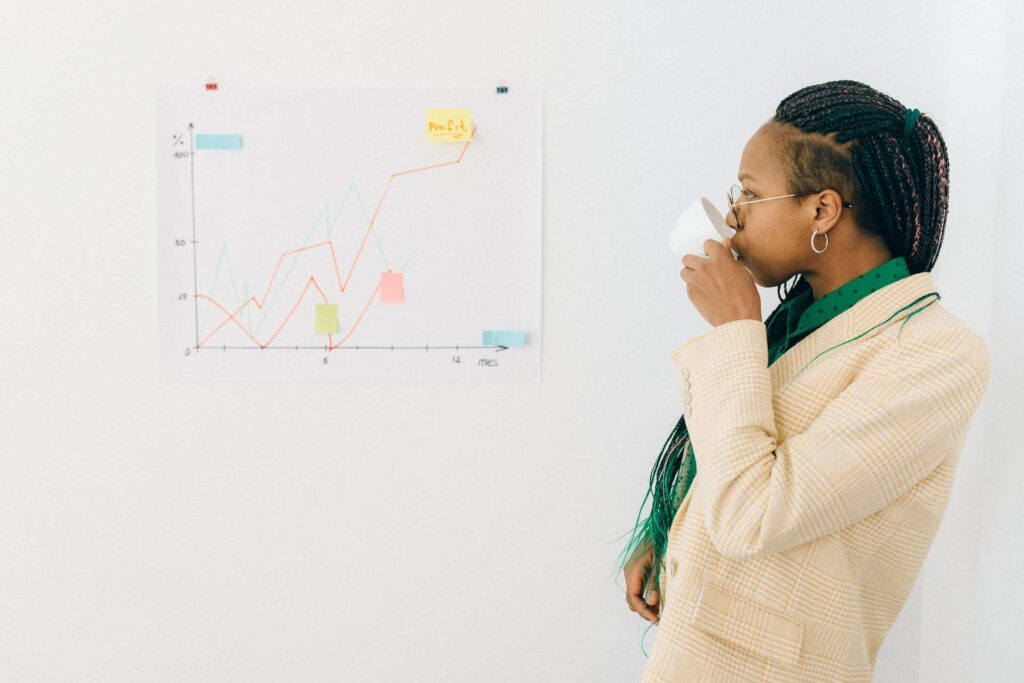 Mujer observando los indicadores de desempeño