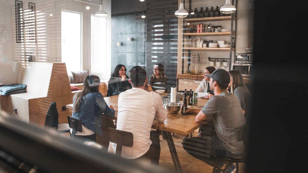 personas juntas en una sala de reuniones 