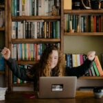 Una persona realizando una capacitación presencial en una biblioteca y se conecta a través de un computador para una capacitación online