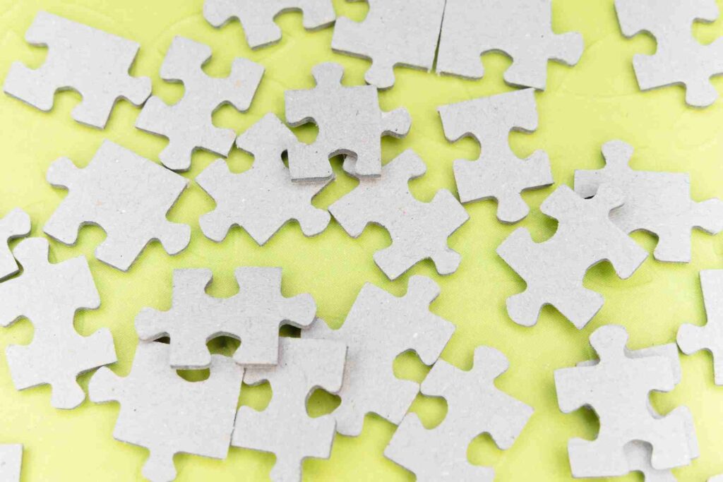 Metaphor of puzzle pieces that form microlearning