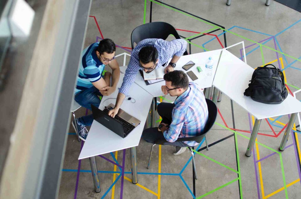 personas trabajando en conjunto en una mesa 