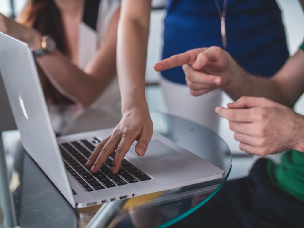 personas usando un notebook para hacer cursos de Excel con certificación