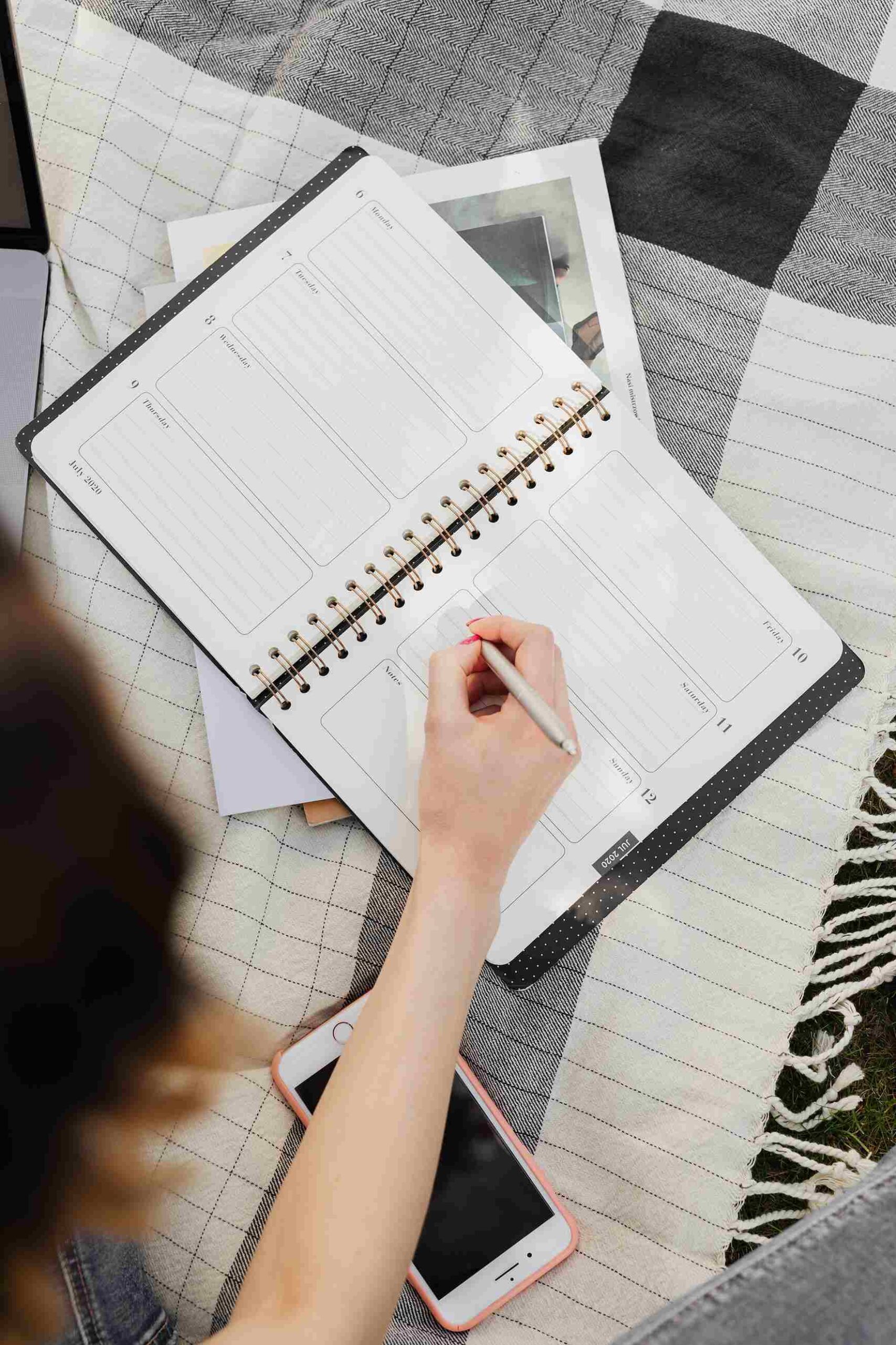 persona anotando calendario