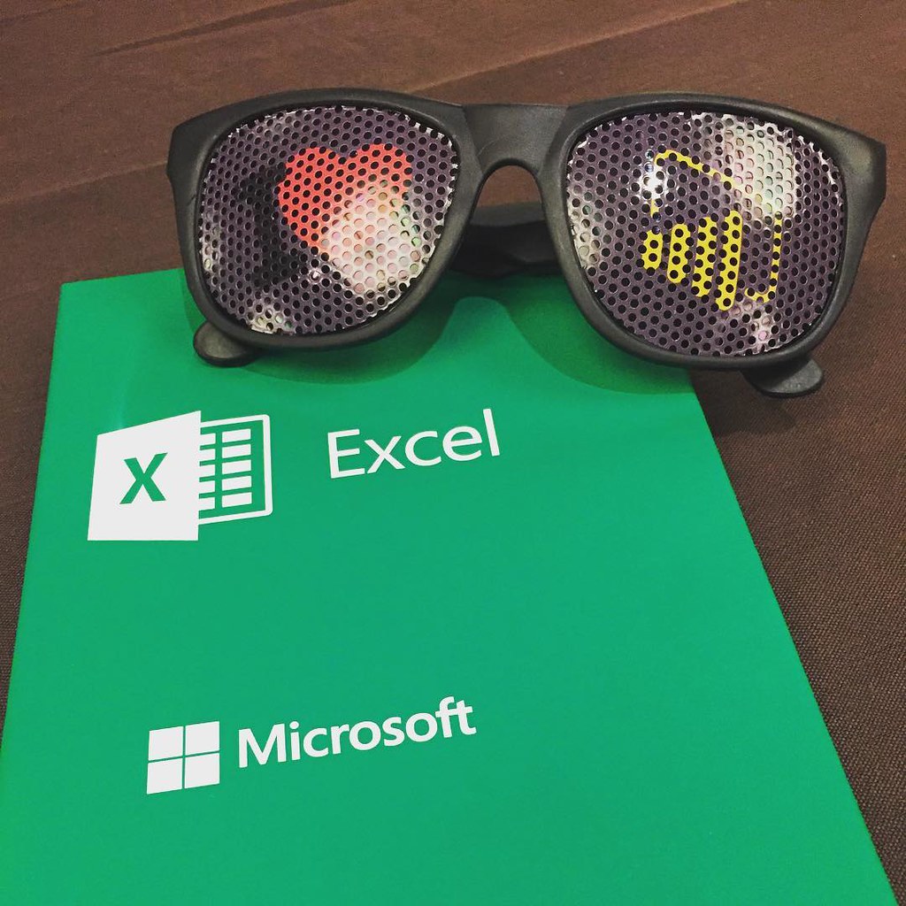 Esta imagen es un lente sobre una carpeta verde con el logo de Excel