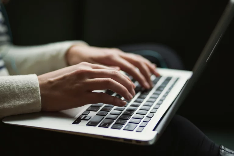 Persona escribiendo las nuevas funciones de Excel de 2023 en su laptop