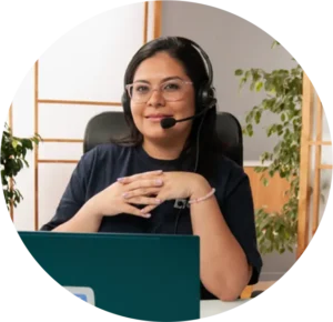 Especialista de Ninja Excel brindando soporte en vivo a través del Chat Profesor integrado en la plataforma.