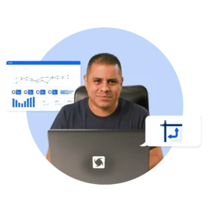 Instructora de Ninja Excel guiando el uso de tablas dinámicas para segmentar datos y controlar indicadores logísticos.