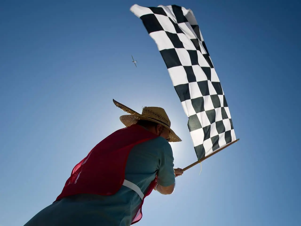 persona agitando una bandera