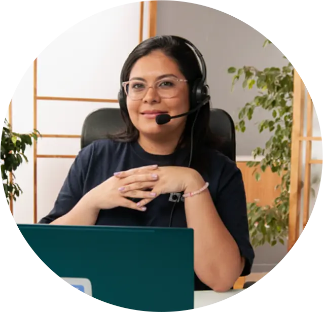 Especialista de Ninja Excel brindando soporte en vivo a través del Chat Profesor integrado en la plataforma.